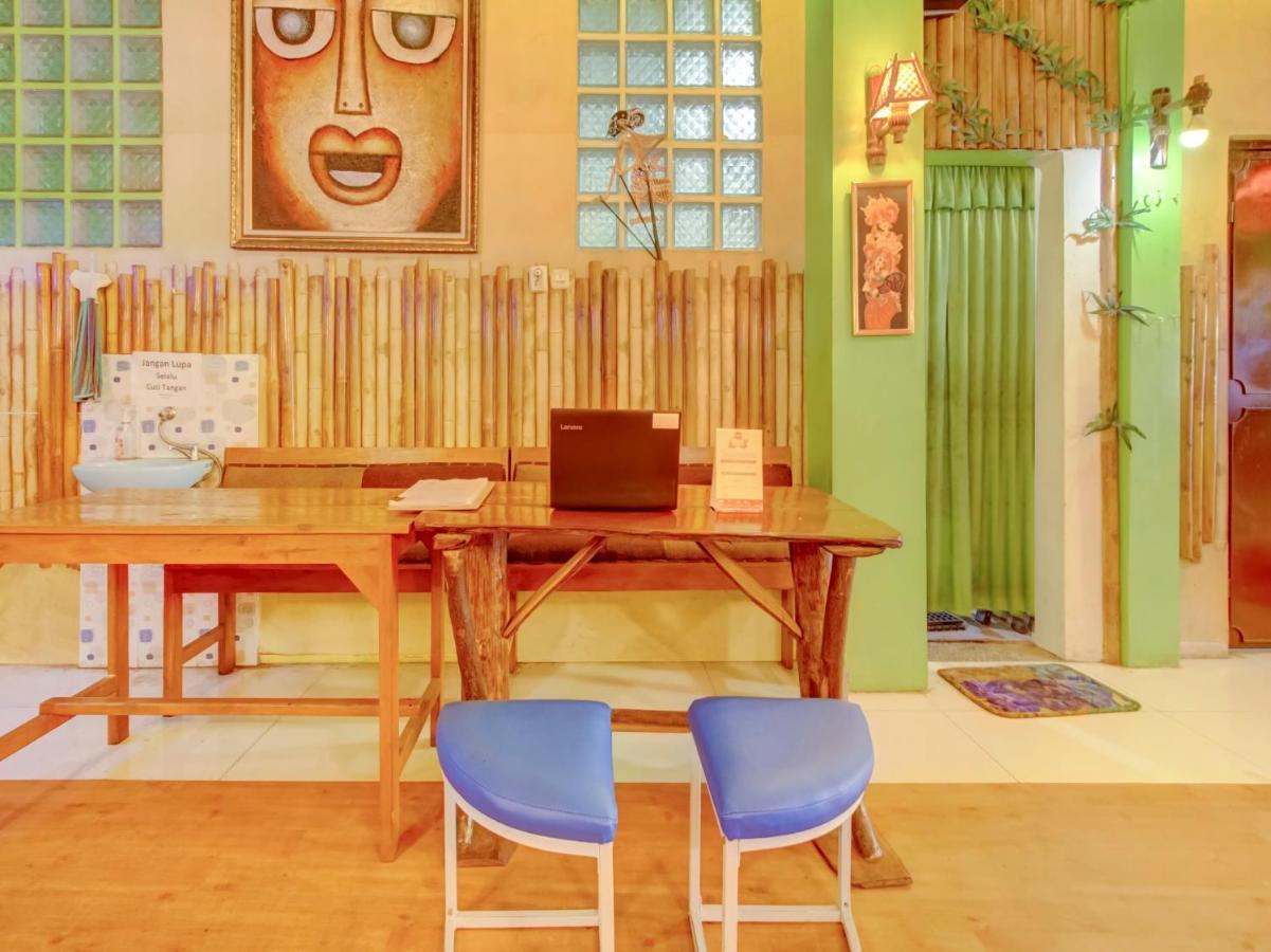 Oyo Life 3103 Opo Homestay & Kost Malang Exterior foto