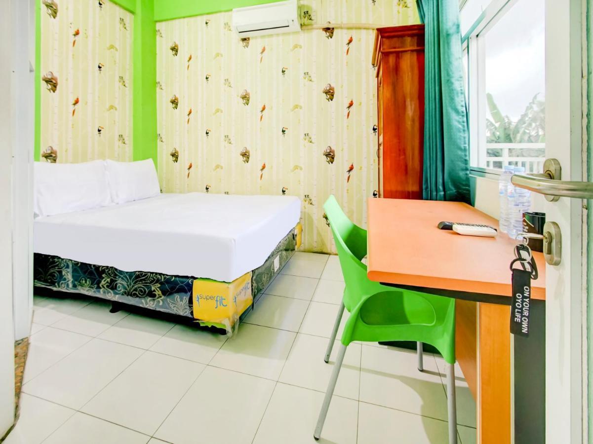 Oyo Life 3103 Opo Homestay & Kost Malang Exterior foto