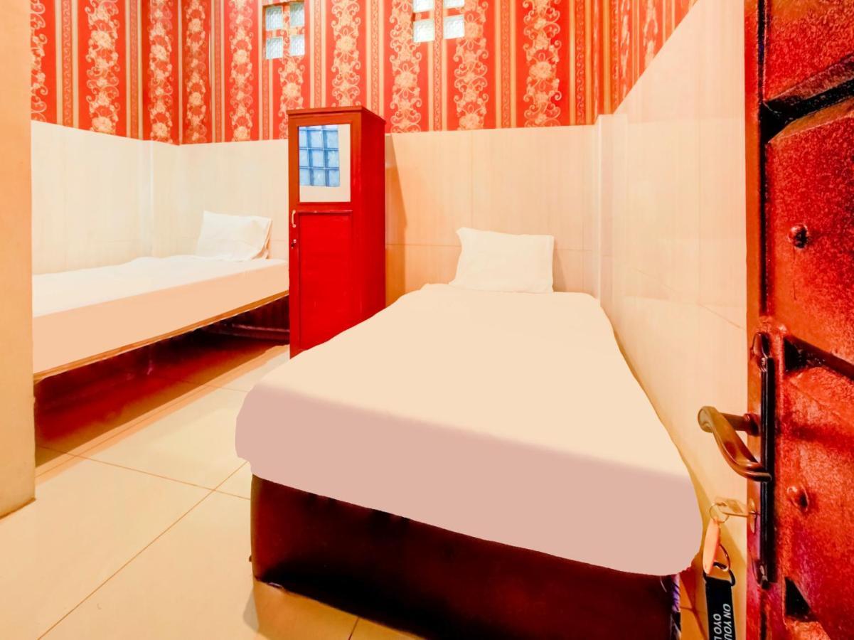 Oyo Life 3103 Opo Homestay & Kost Malang Exterior foto