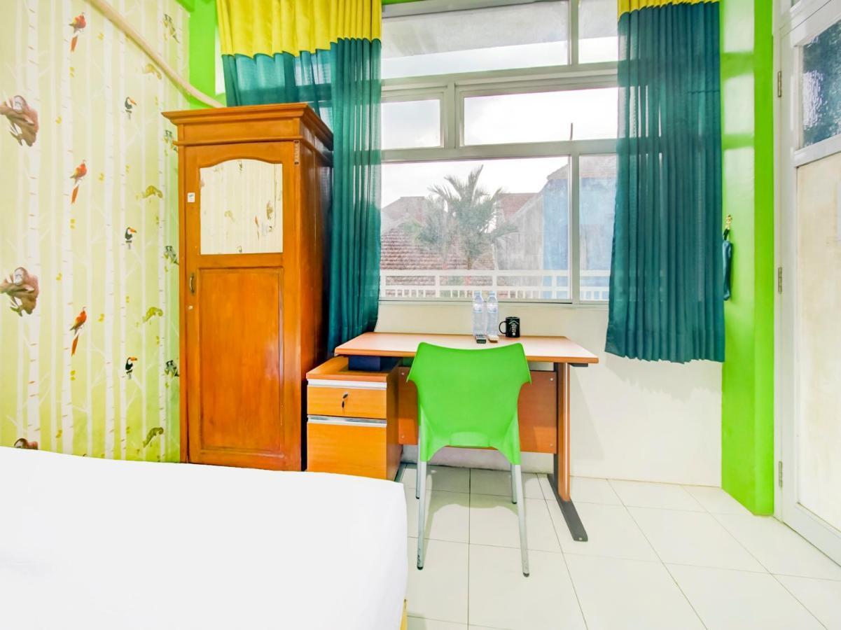 Oyo Life 3103 Opo Homestay & Kost Malang Exterior foto